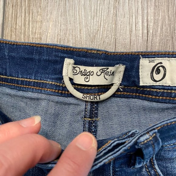 Indigo Rein shorts with lace applique size 0 - Picture 3 of 6